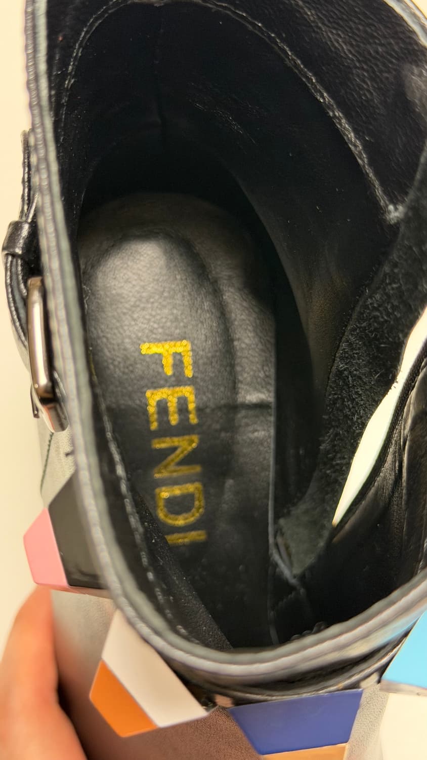 새상품) 펜디 레인보우 스터드 가죽 앵클 부츠 블랙 240mm 상품이미지9