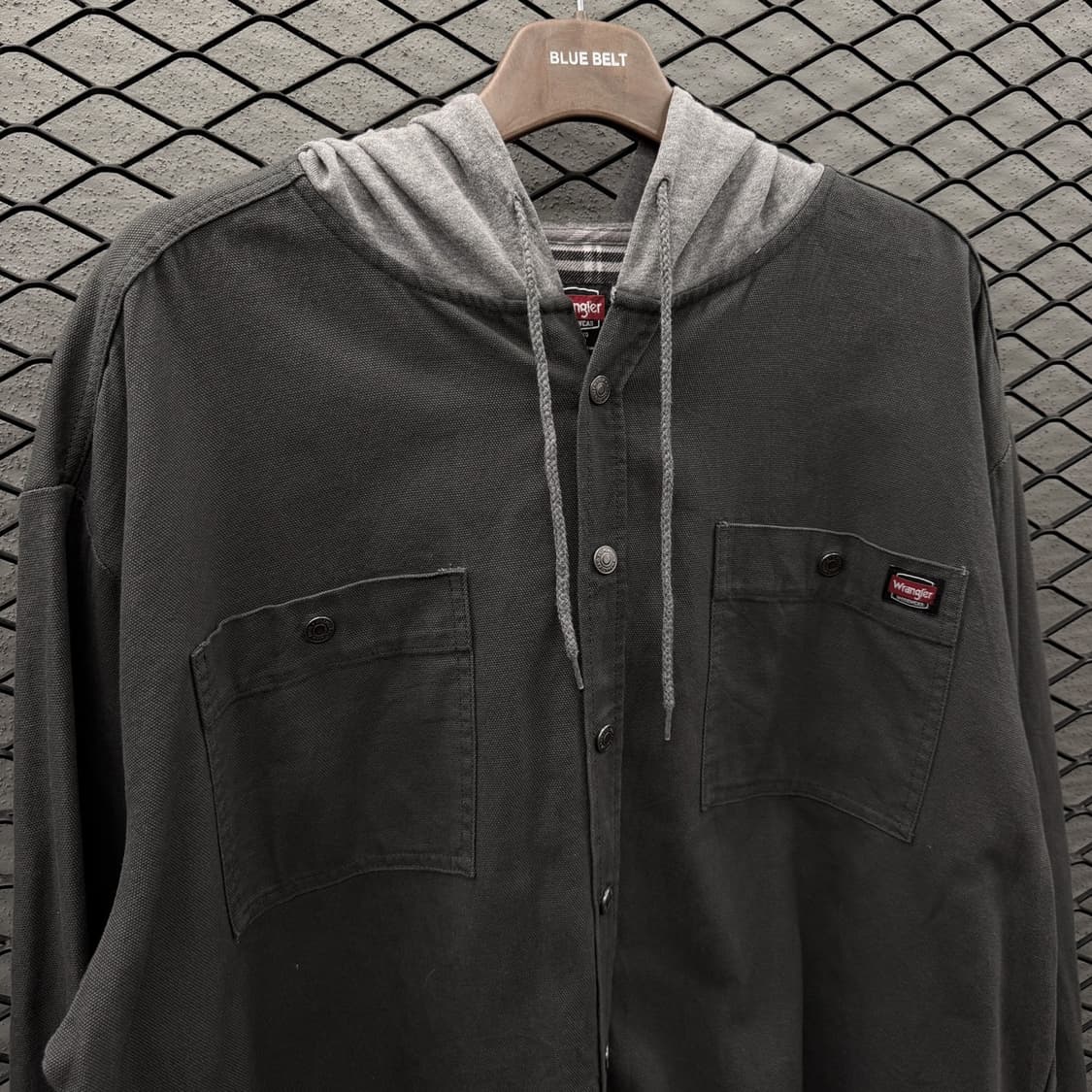 랭글러 후드자켓 워크포켓 로고패치 셔츠 디테일 차콜 상품이미지4
