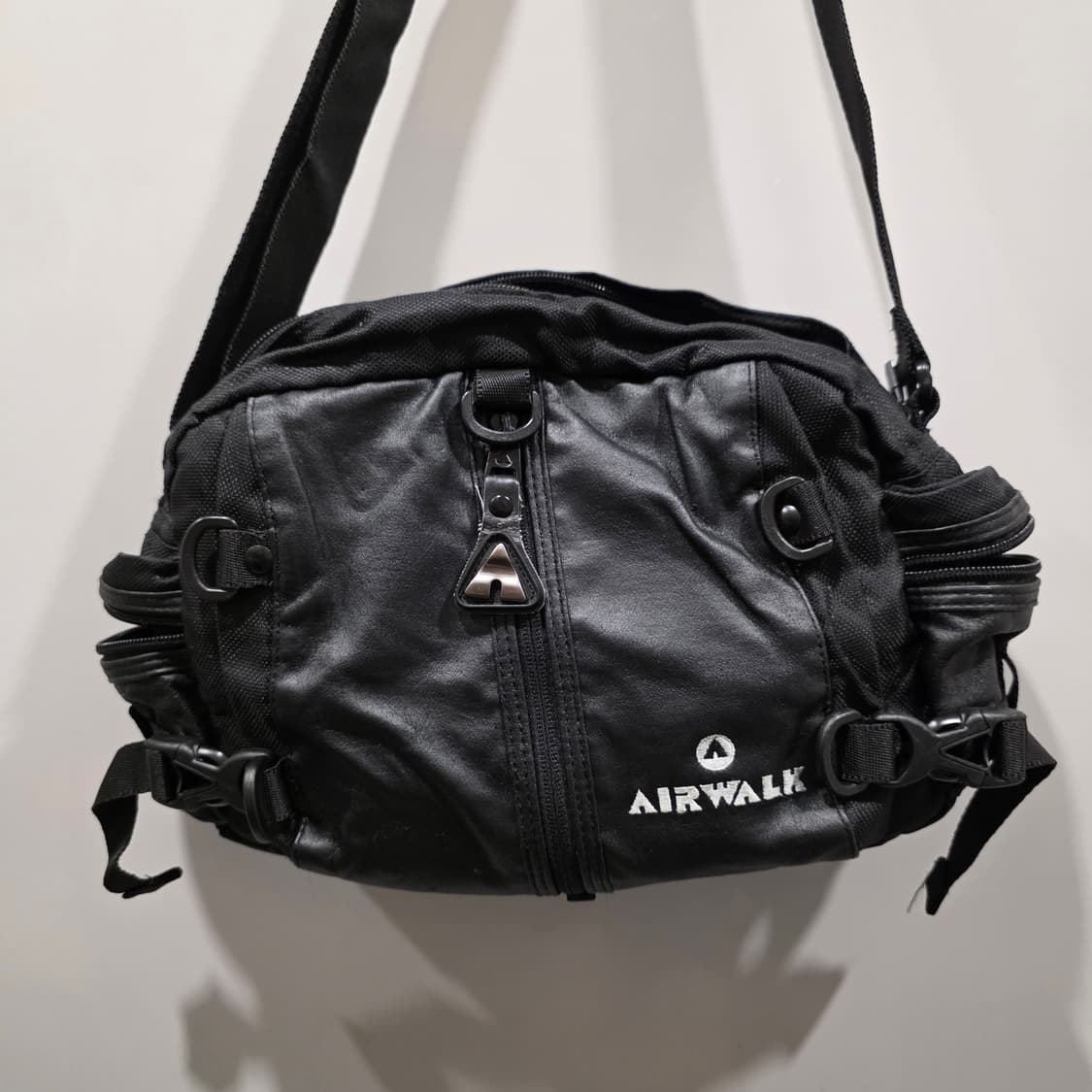 에어워크(AIRWALK) 테크니컬 멀티 포켓 메신저백 상품이미지1