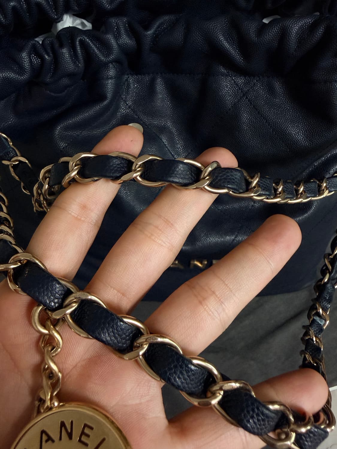 샤넬 22백 캐비어 다크네이비 미디움 상품이미지3