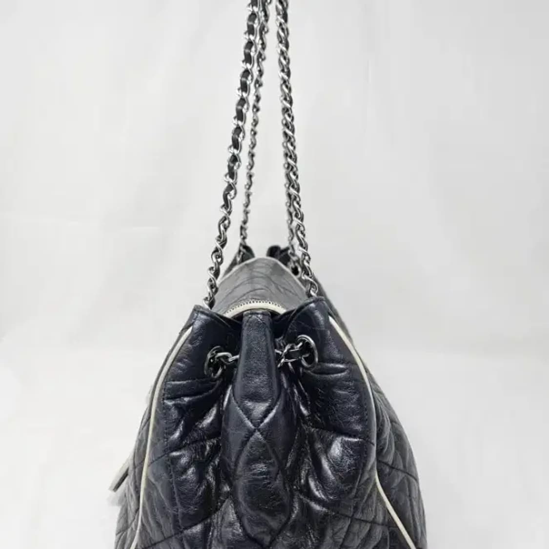 정품 샤넬 아코디언 숄더백정품 샤넬 아코디언 숄더백
블랙 색상에 은장 체 상품이미지2