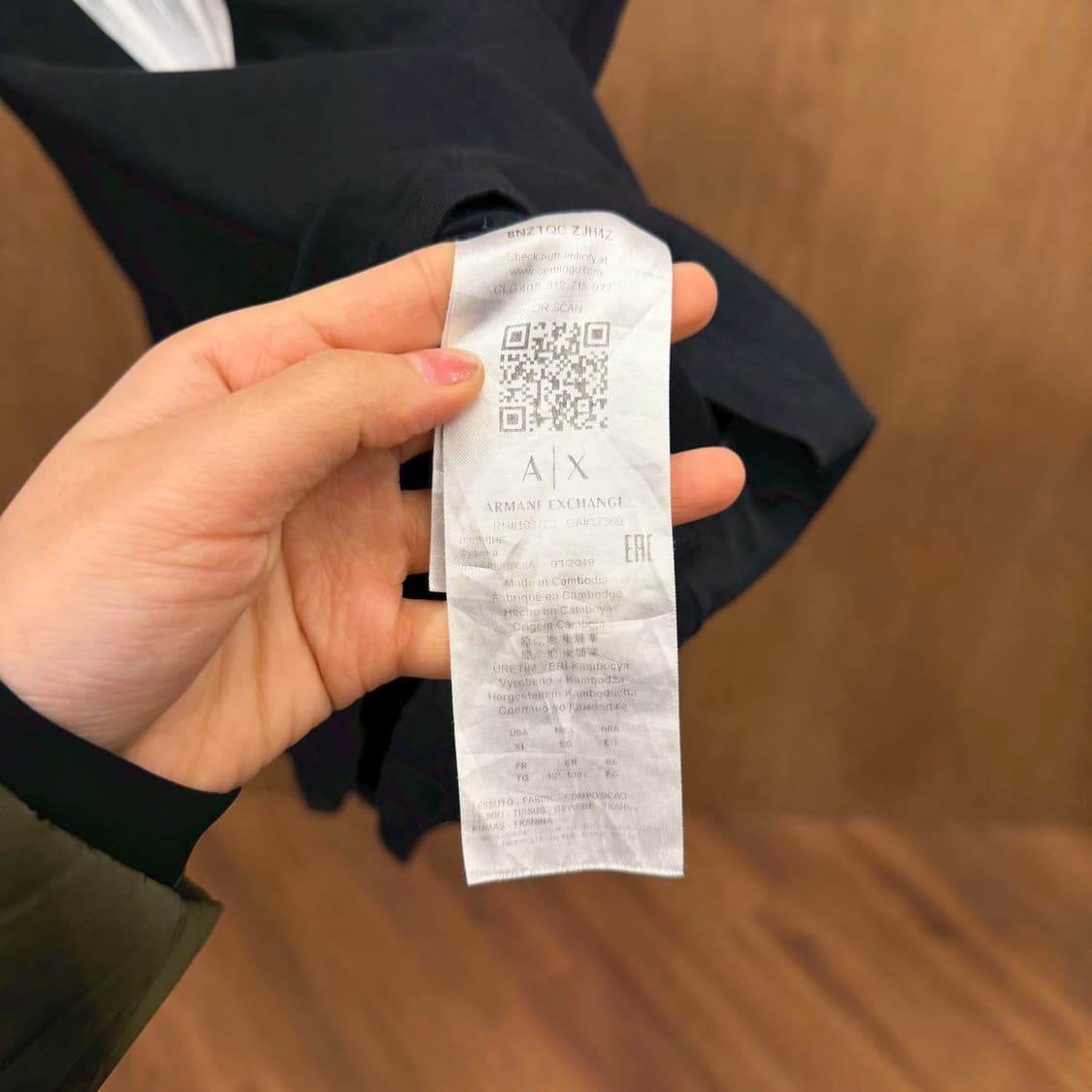 아르마니 익스체인지 브이넥 반팔 티셔츠 로고 프린팅 디테일 루즈핏 블랙 상품이미지7