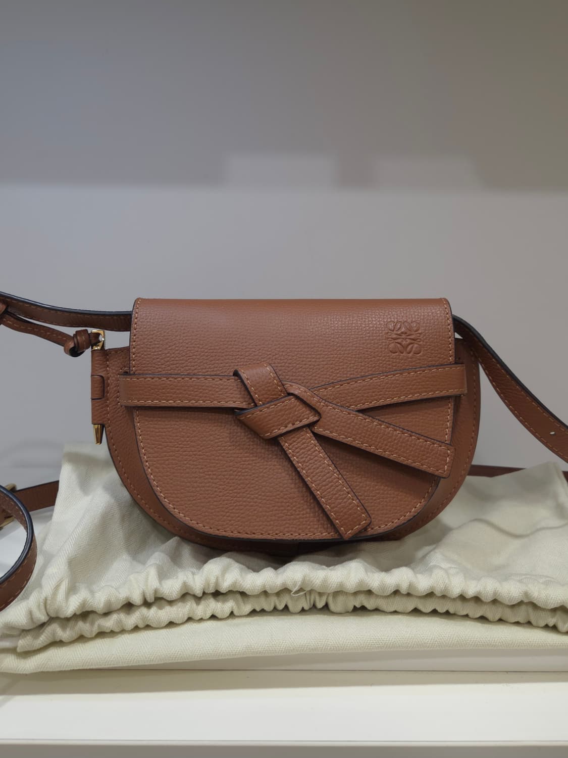 로에베 게이트백 상품이미지1