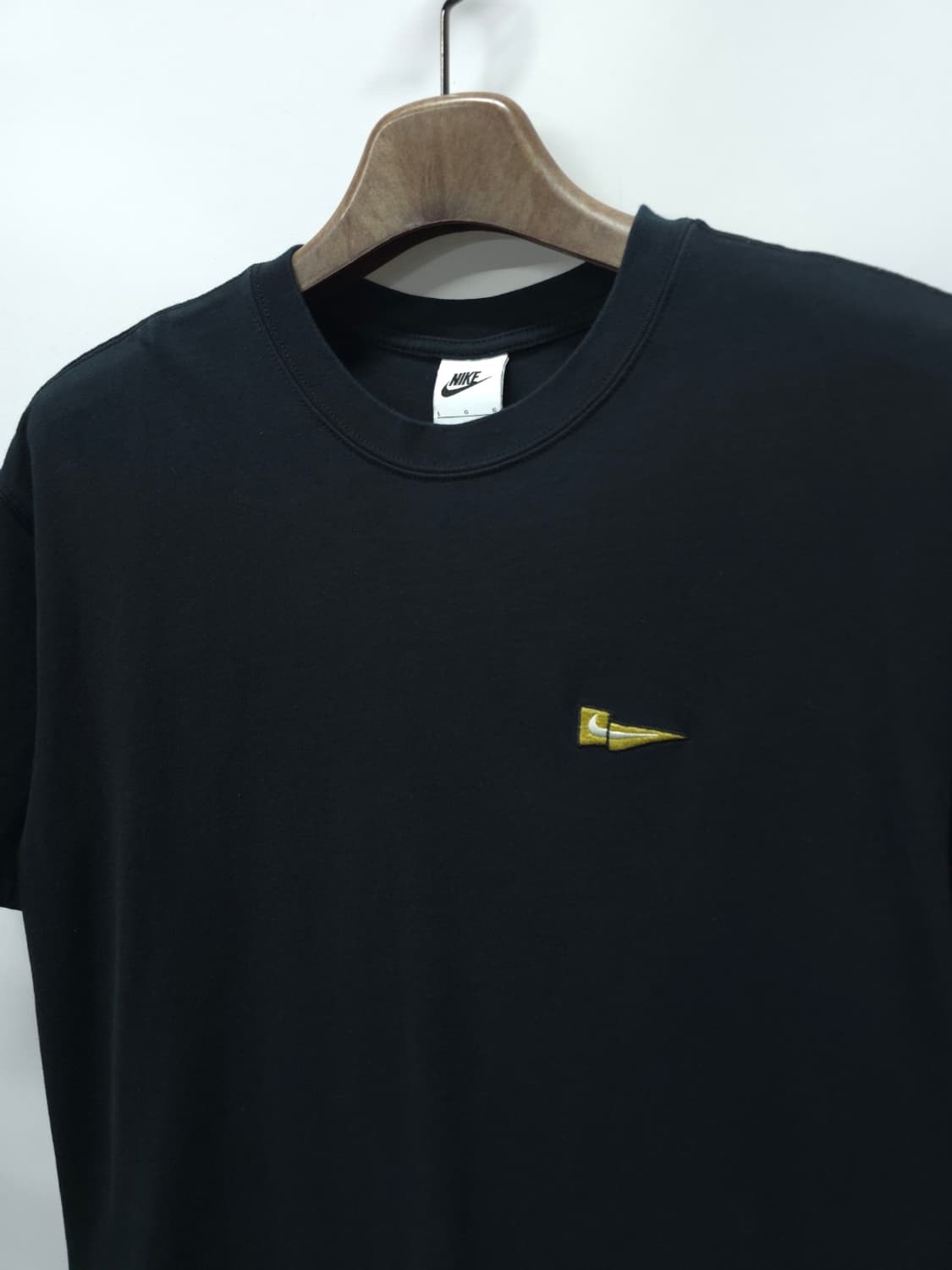 나이키 펜넌트 로고 자수 백로고 반팔 티셔츠 블랙 (100/L) 상품이미지3