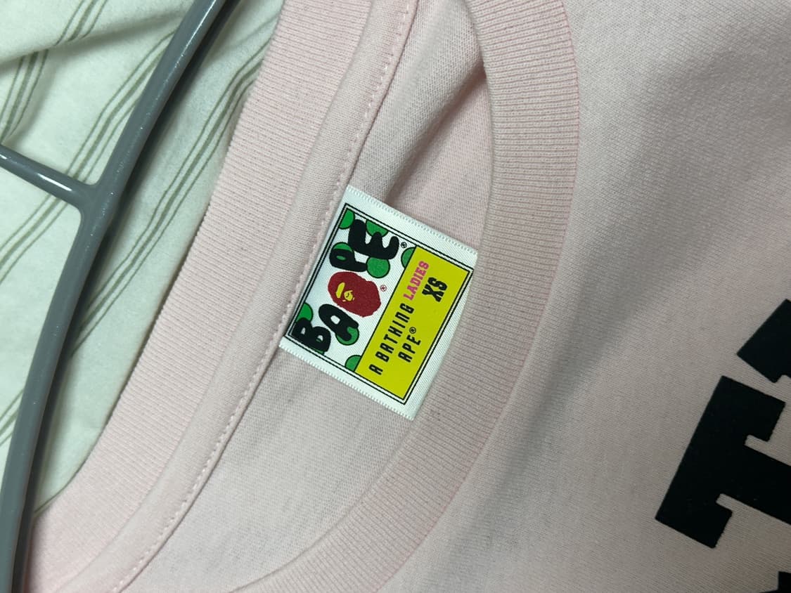 베이프 컬리지 반팔 티셔츠 연핑크 (XS) 상품이미지3