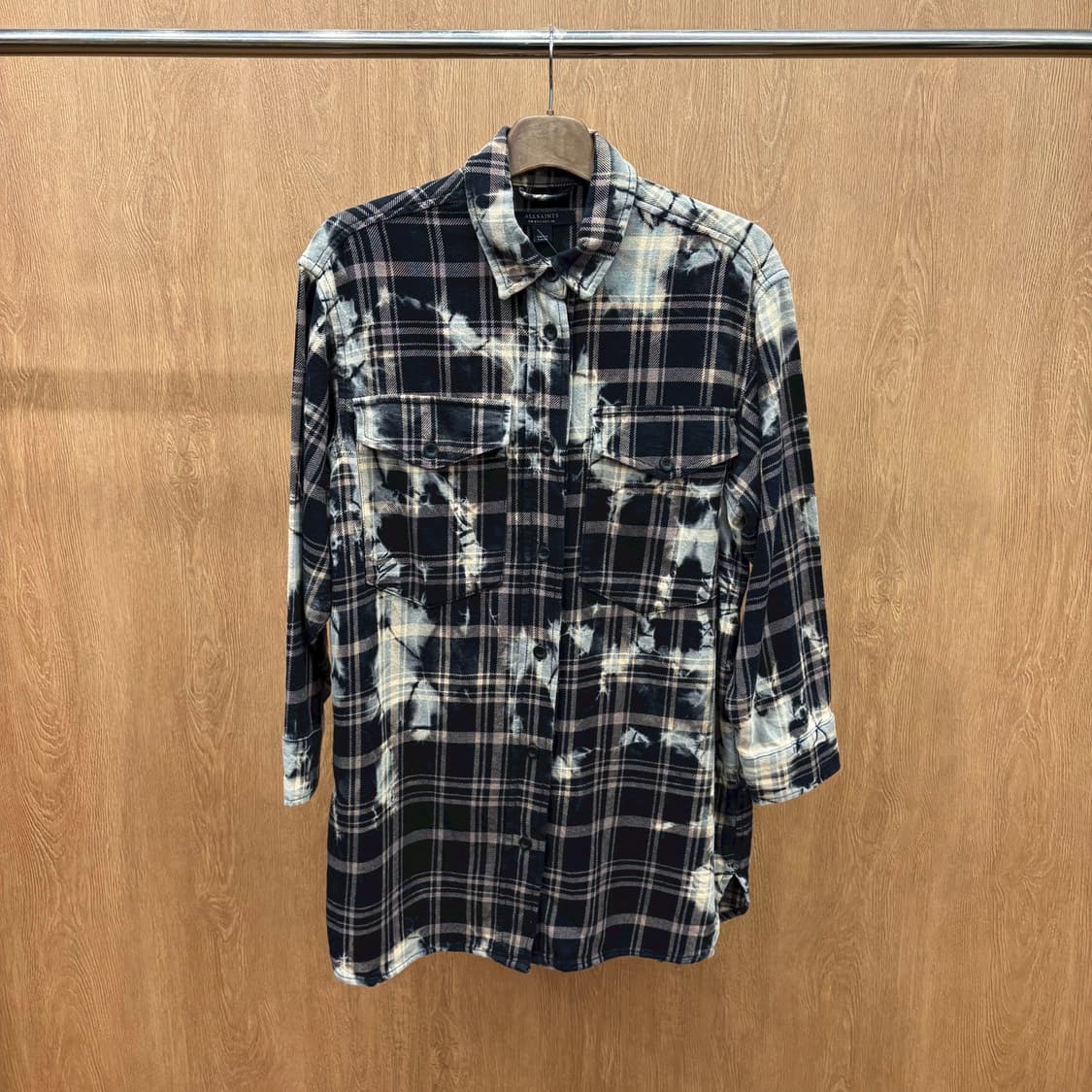 올세인츠 롱 셔츠 자켓 체크 패턴 블리치 워싱 플랩 포켓 디테일 블랙 상품이미지2