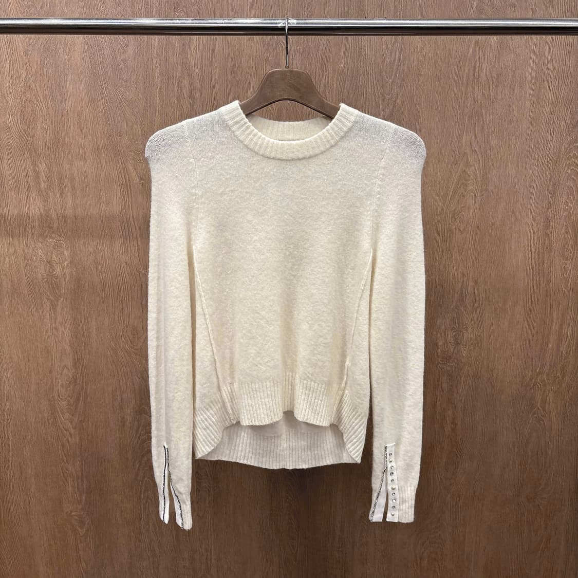 3.1 필립림 라운드넥 니트 슬리브 슬릿 진주 큐빅 장식 디테일 아이보리 상품이미지2