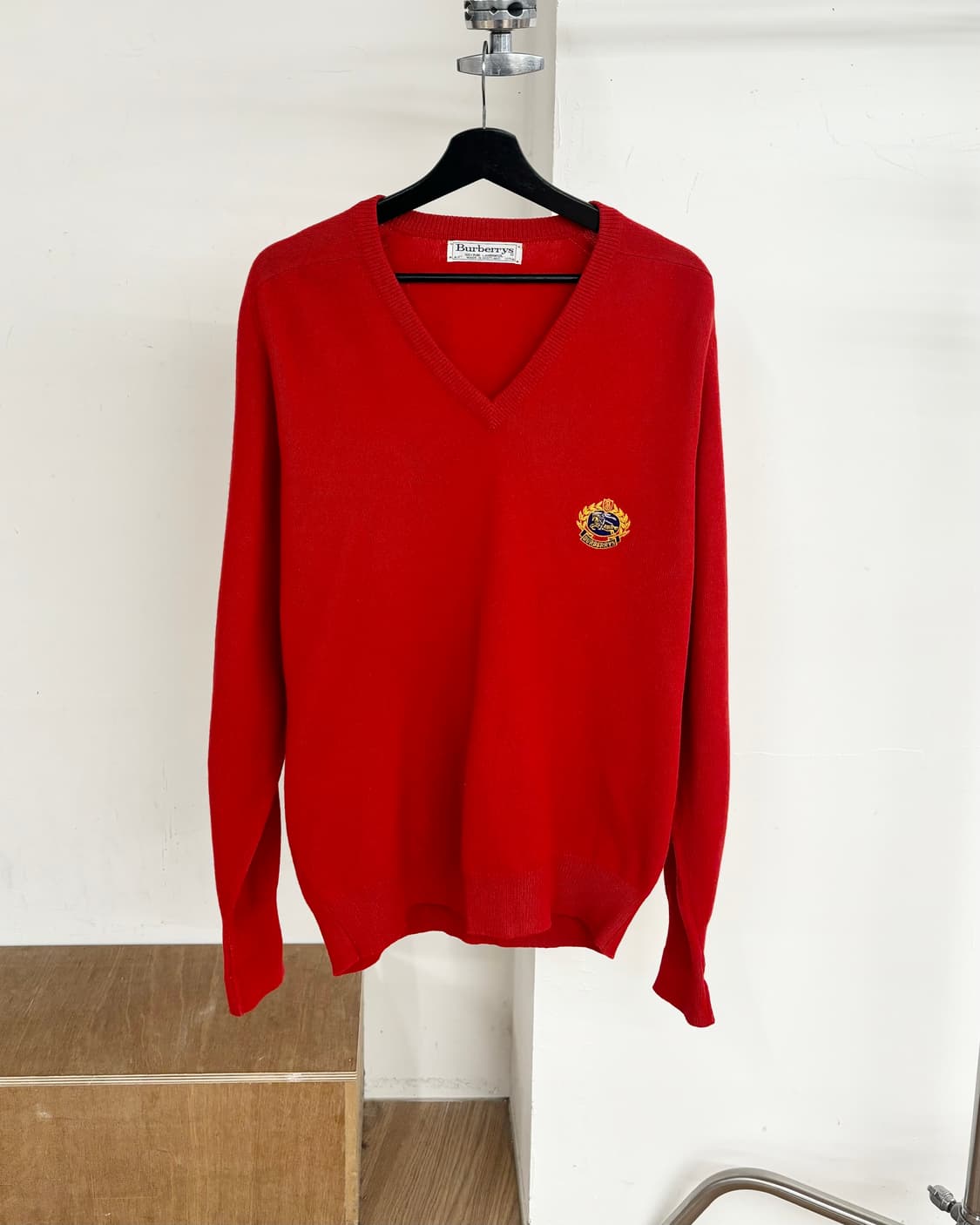 버버리 월계수 레드 브이넥 니트 상품이미지1