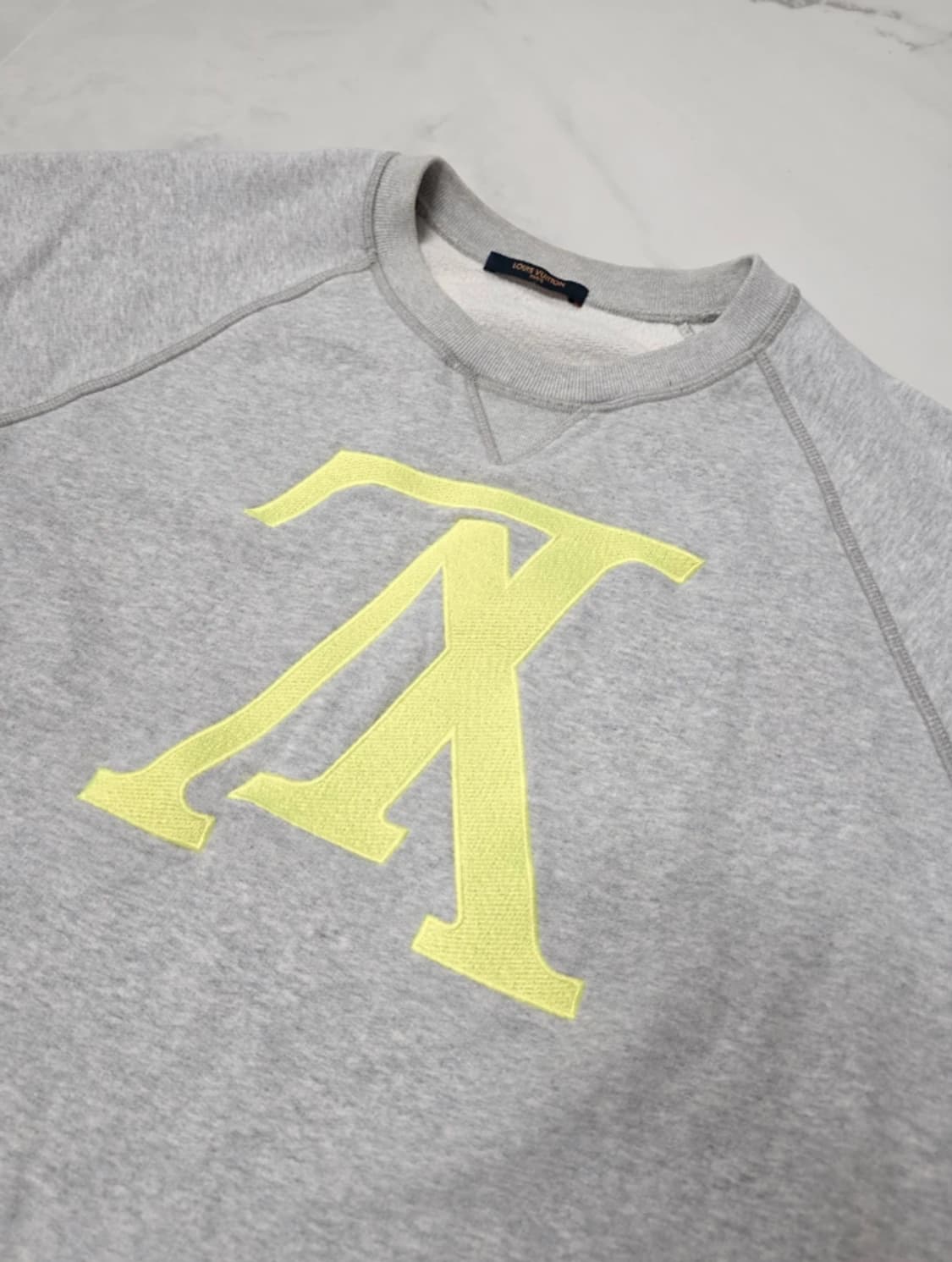 정품 루이비통 업사이드다운 형광 회색 맨투맨 100 상품이미지1