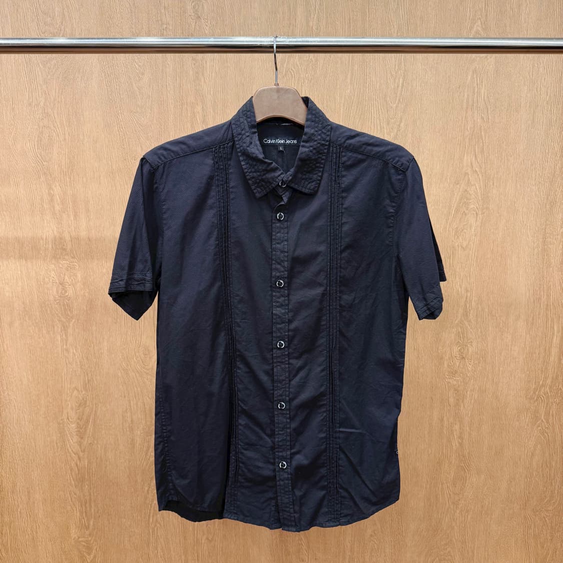 캘빈클라인 진스 반팔 셔츠 백 로고 자수 디테일 버튼업 블랙 상품이미지2