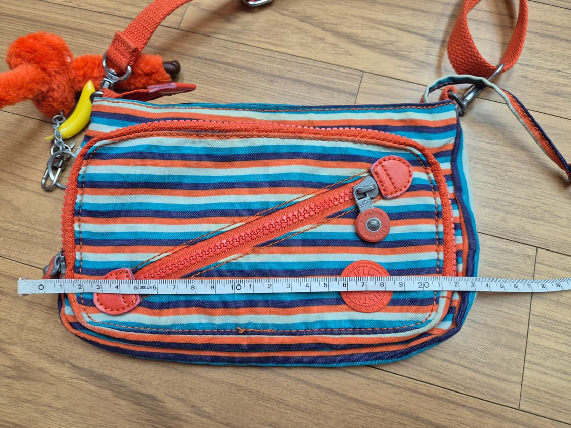 키플링 크로스백 판매합니다. 스트라이프 패턴이 들어가 있어 캐주얼하게 착 상품이미지5