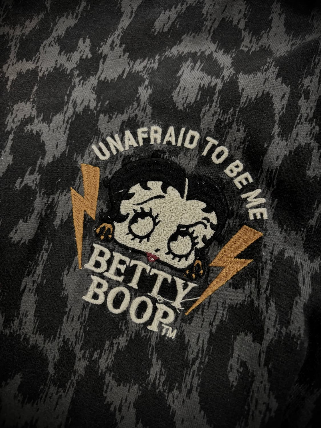 Bettyboop X Thebraveman 그레이 호피 베티붑 자수긴팔티 상품이미지3