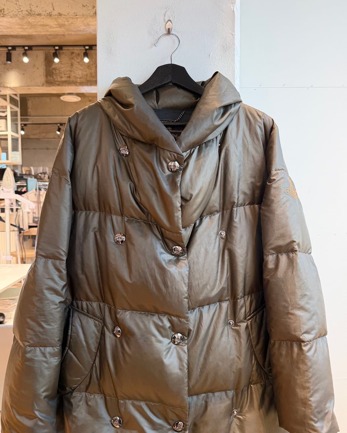 비비안 웨스트우드 카키 orb자수 덕다운 점퍼  상품이미지3