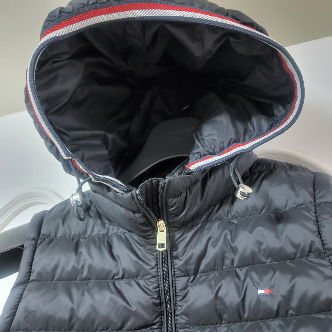 새상품 타미힐피거 후드 패딩 여성 조끼 블랙 모자탈부착 90 /28만-> 상품이미지2