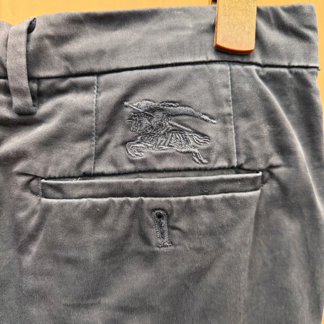 버버리 런던 코튼 팬츠 사이드 힙 포켓 로고 자수 디테일 딥 네이비 상품이미지6