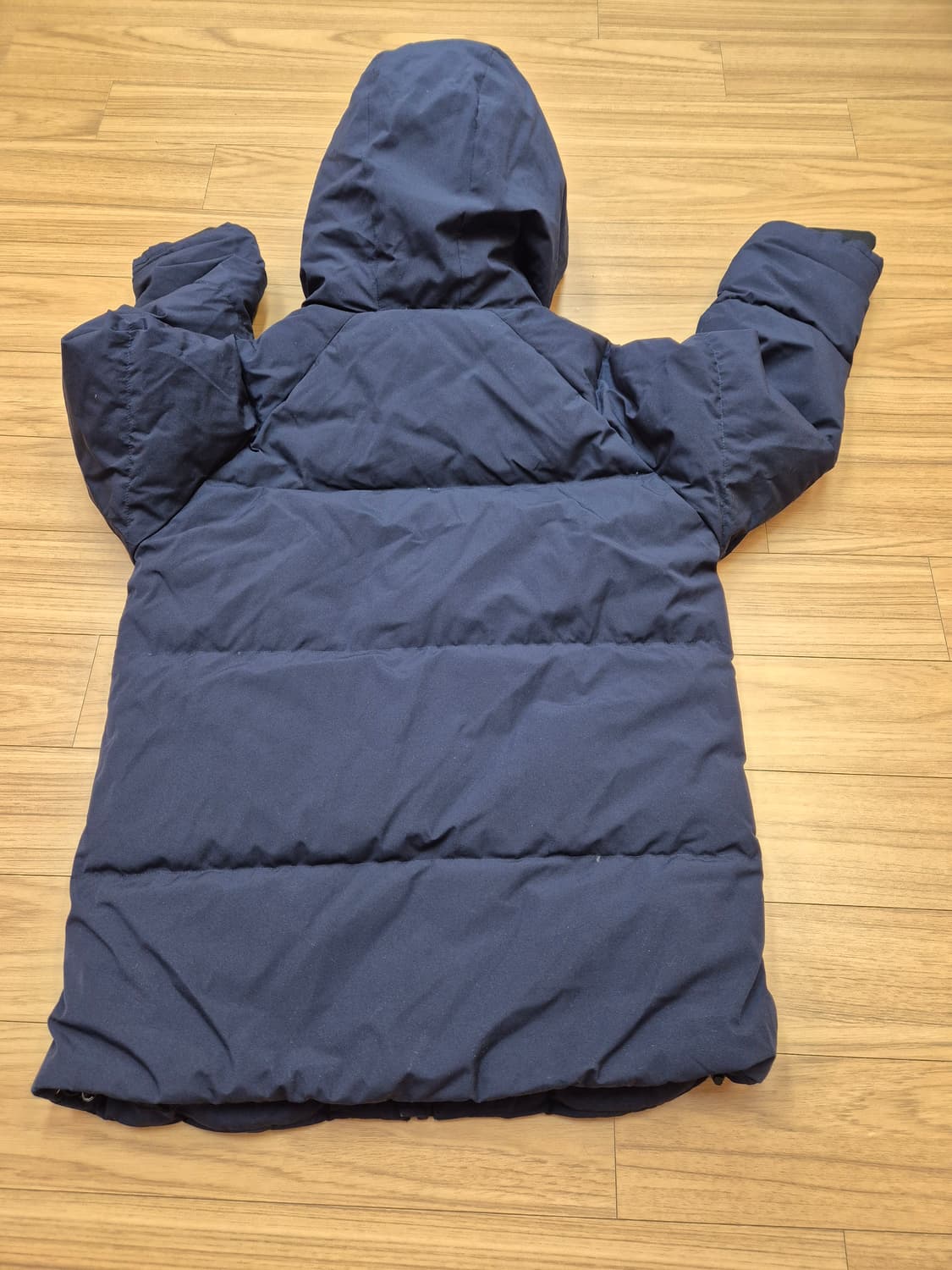 디스커버리 키즈 네이비 패딩 140사이즈입니다. 가슴둘레 73cm이고,  상품이미지2