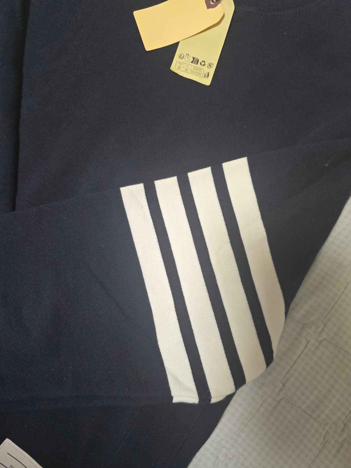 24FW 톰브라운 사선완장 네이비 맨투맨 5사이즈 새상품 상품이미지4