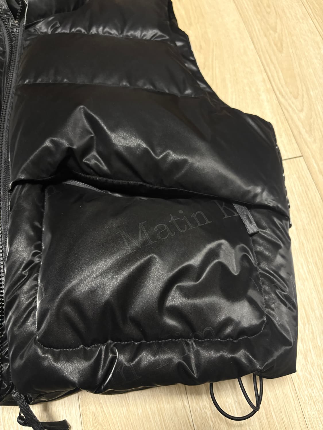 마뗑킴 글로시 크롭 다운 베스트 조끼패딩 블랙 상품이미지2