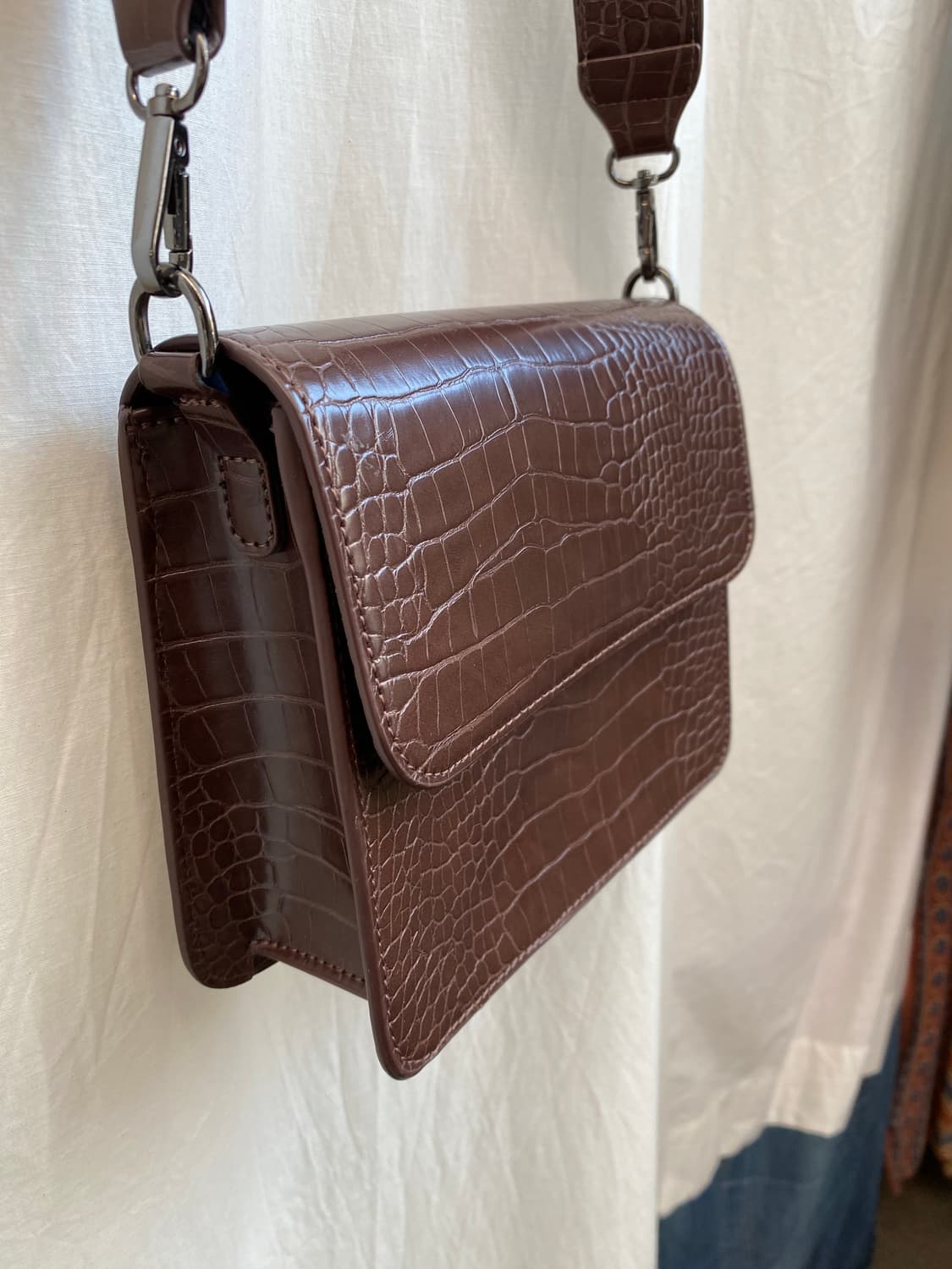 HVISK 브라운 비건레더 크로스백 상품이미지5