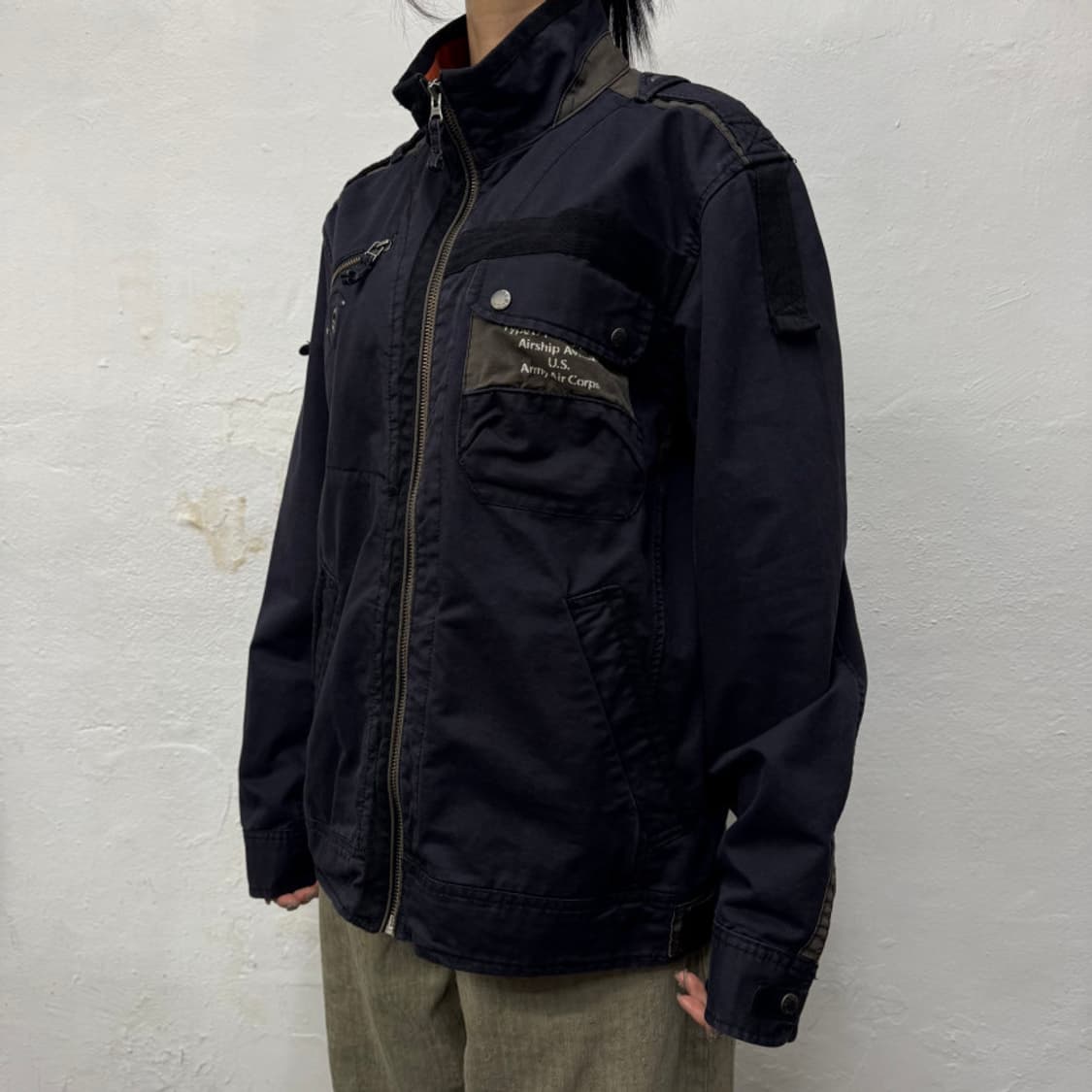 아비렉스(AVIREX) 다크네이비 코튼 스텐실 레터링 하이넥 블루종 자켓 상품이미지1