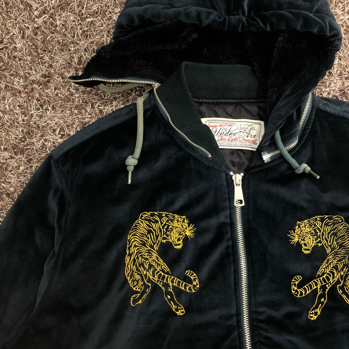 언더에어 호랑이 자수 벨벳 스카쟌 자켓 상품이미지3