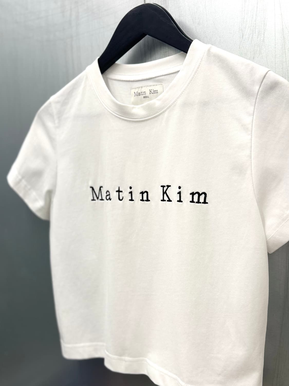 Matin Kim 마뗑킴 로고 화이트 컬러 반소매 크롭탑 상품이미지2