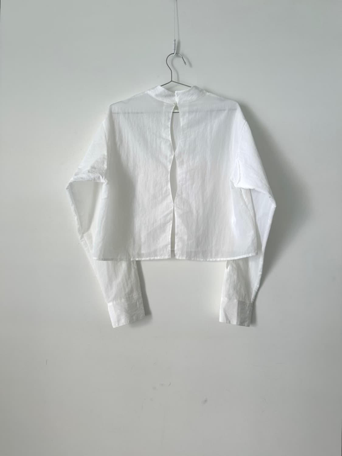 Open slit detail top / white 상품이미지7