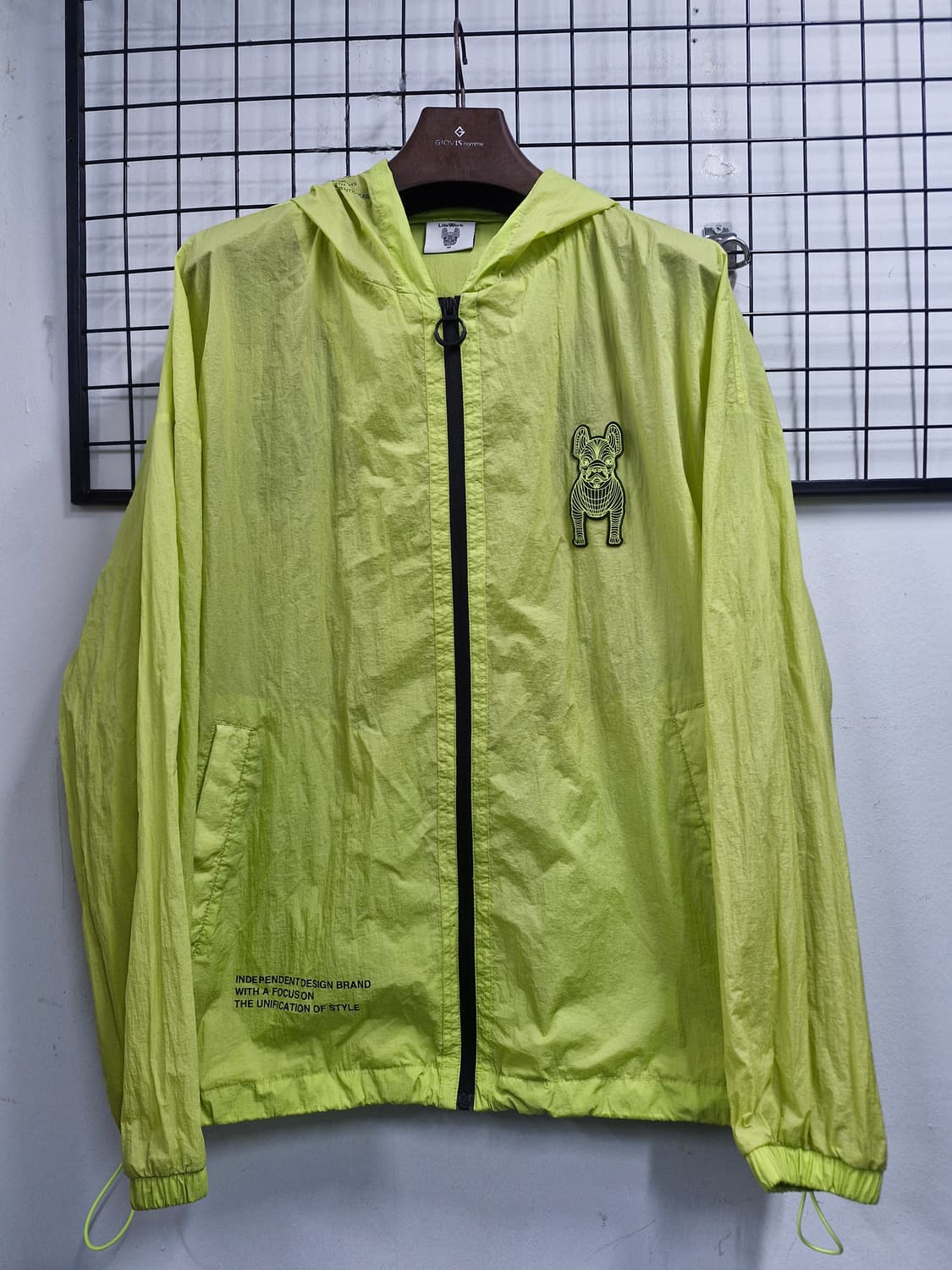 100L 라이프워크 네온 후드 바람막이 자켓. 상품이미지1