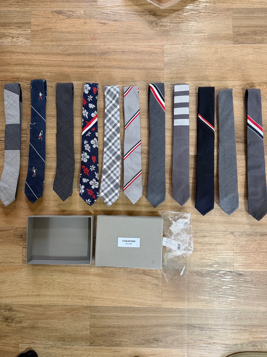 [F] 톰브라운 넥타이 사선 삼선 시그니쳐 바 타이 (매장판 포함) 상품이미지1