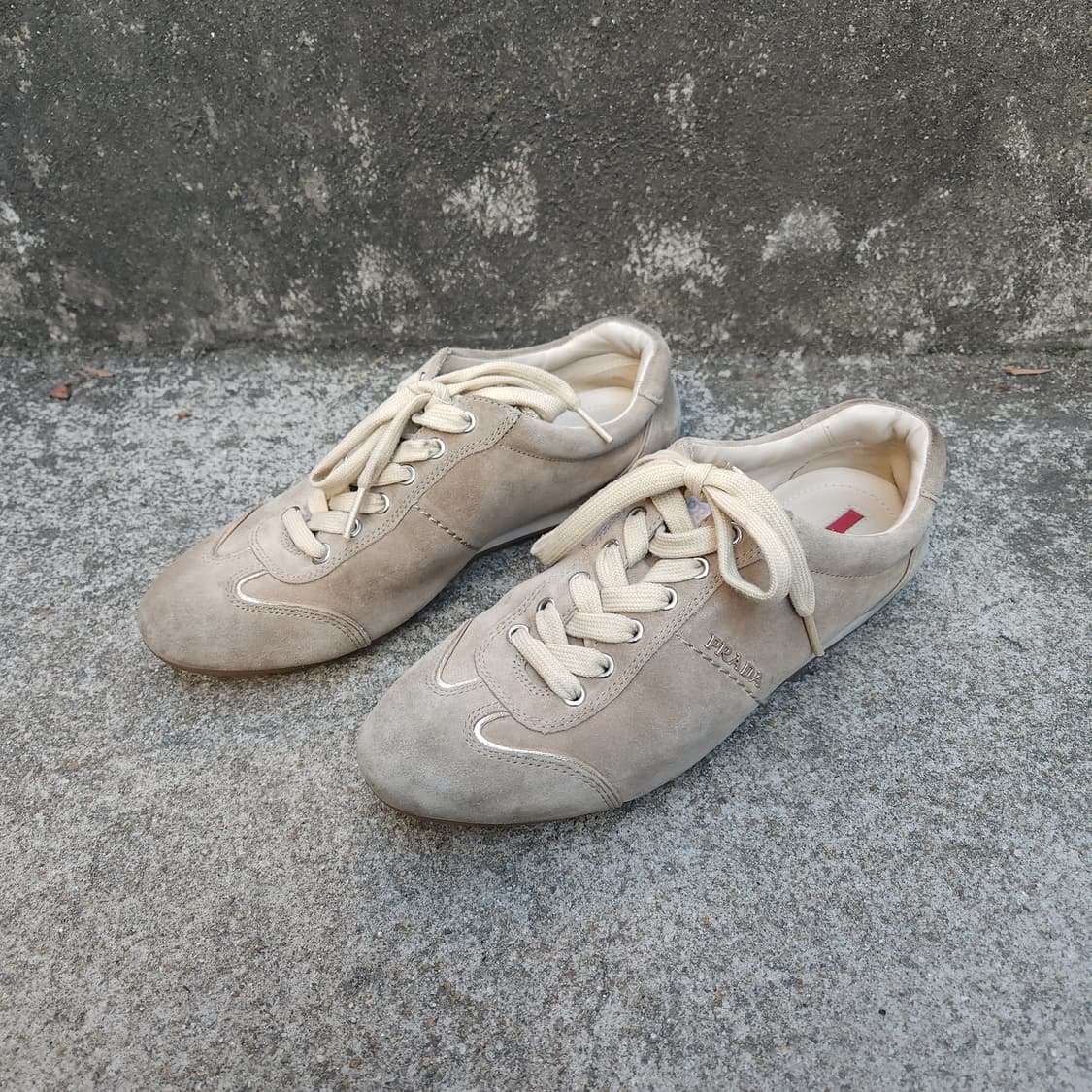 [37] Prada 베이지 누벅 스니커즈 (240) 상품이미지1