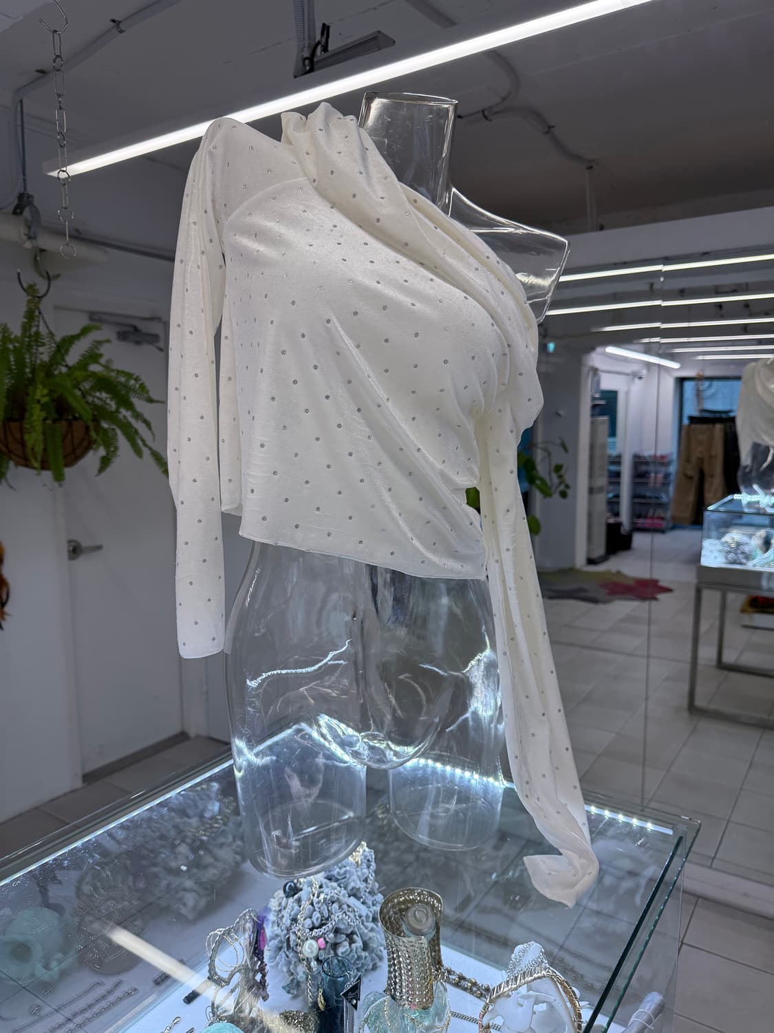 dot velvet off-shoulder top 상품이미지4