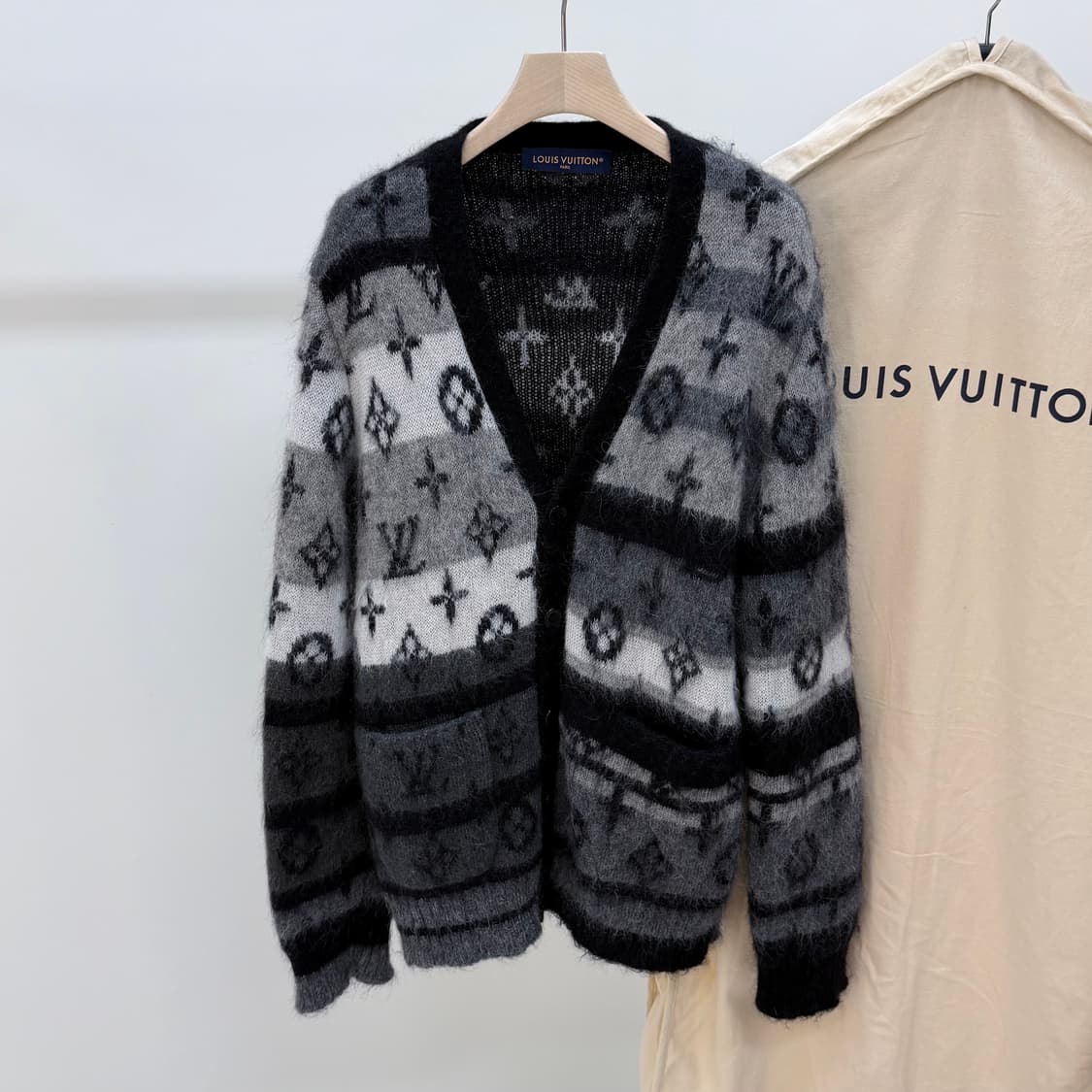 [S+급/L] 루이비통 모노그램 모헤어 가디건 블랙 상품이미지1
