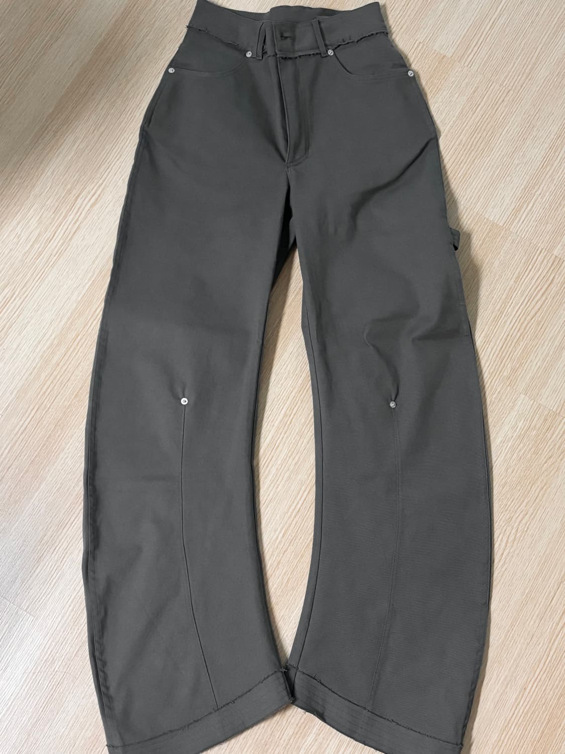 나체 RAWCUT CURVED PANTS (UNISEX) KHAKI 상품이미지3