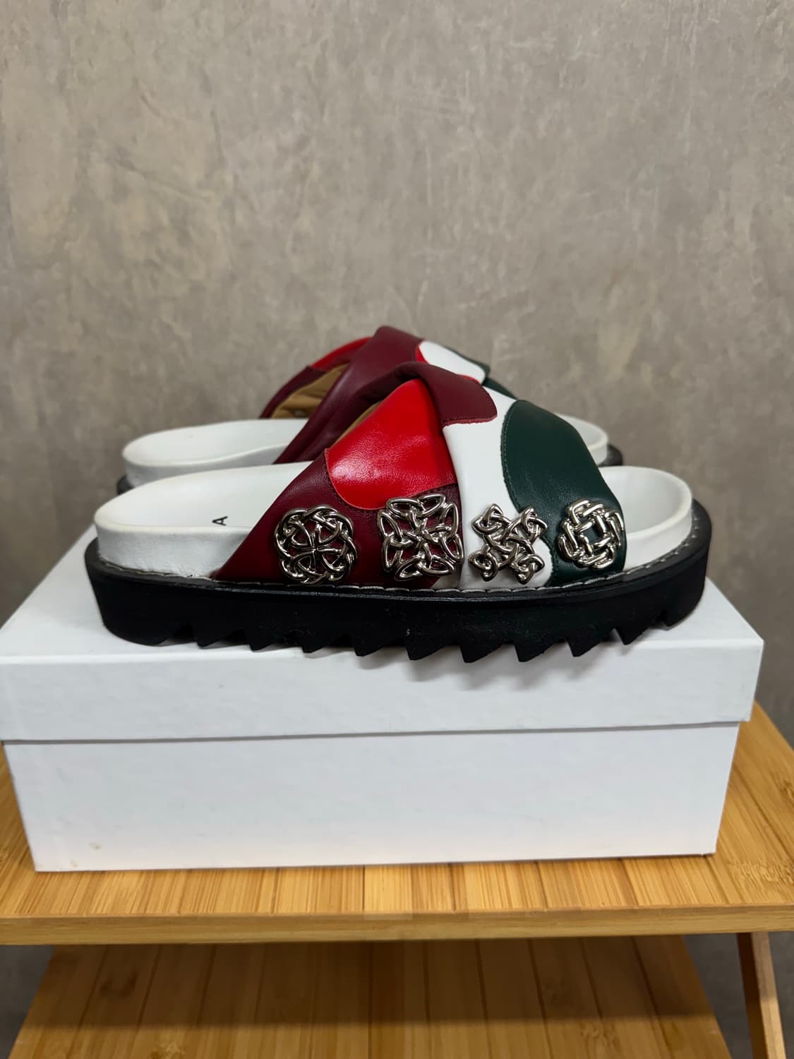 36 / TOGA PULLA 레더 슬라이드 상품이미지2