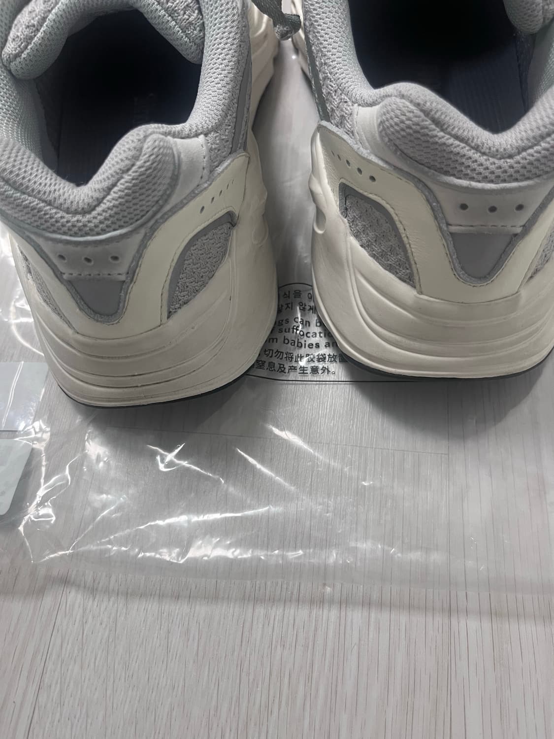 255 아디다스 이지부스트 700 V2 스태틱 상품이미지6