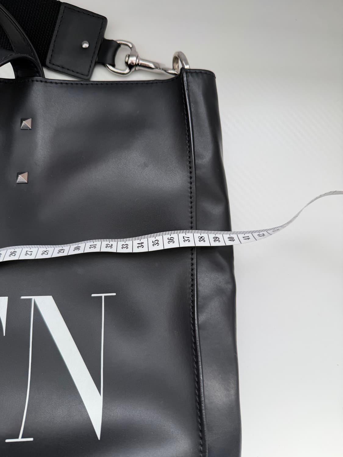 정품) 발렌티노 남성 VLTN 블랙 쇼퍼백 숄더백 상품이미지9
