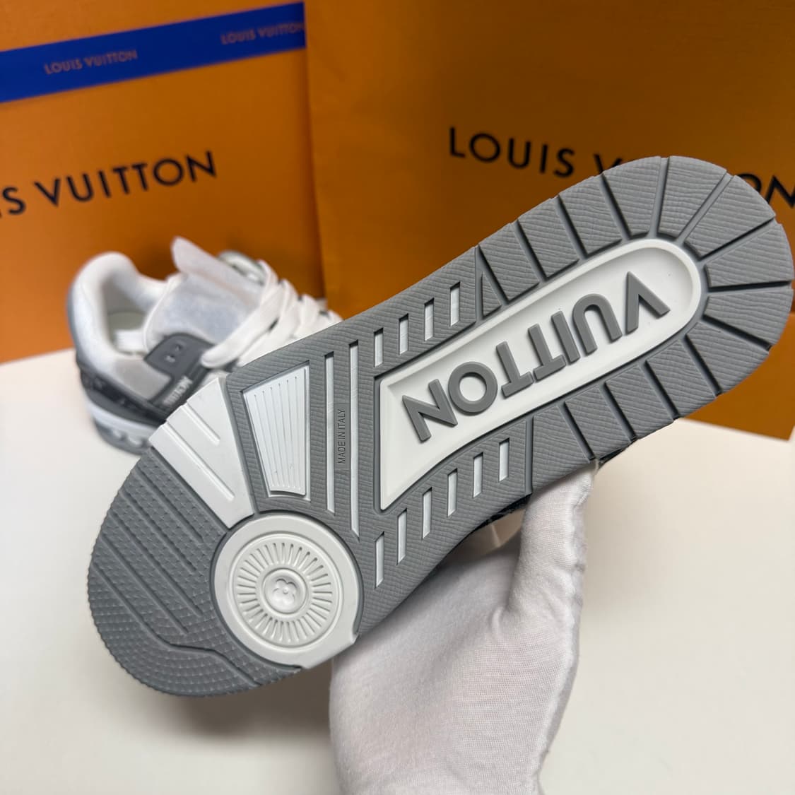 [정품/새상품/초특가] 루이비통 LV트레이너 스니커즈 그레이 상품이미지5