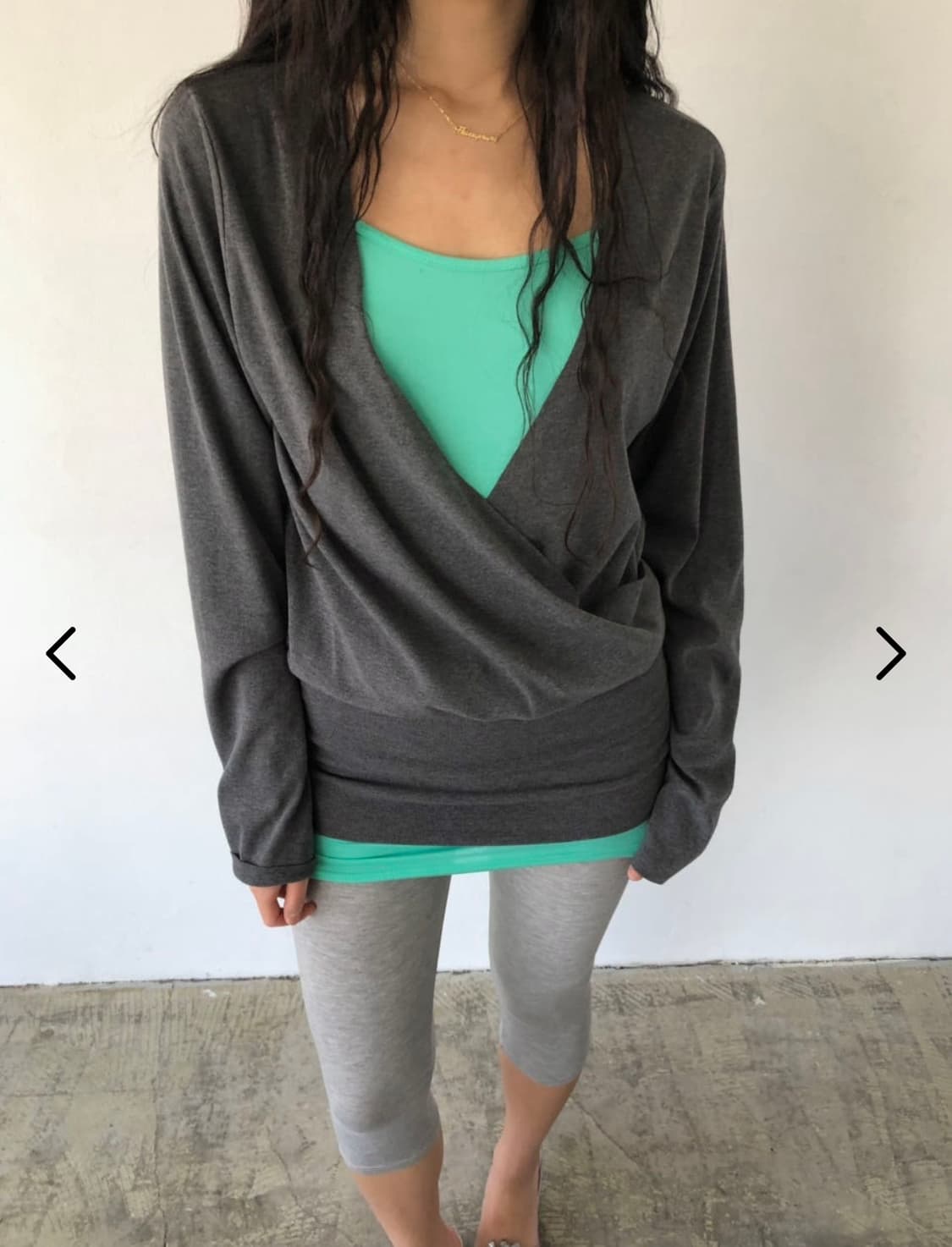 띵즈앤스터프 브이넥 탑 챠콜 상품이미지1