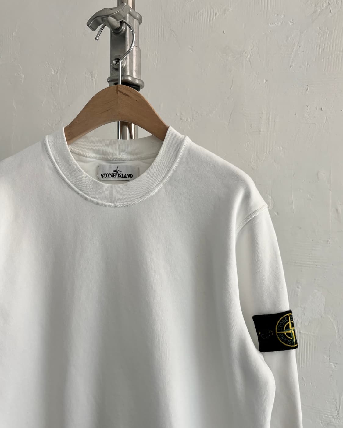 Stone Island 스톤아일랜드 화이트 컬러 와펜 맨투맨 상품이미지2