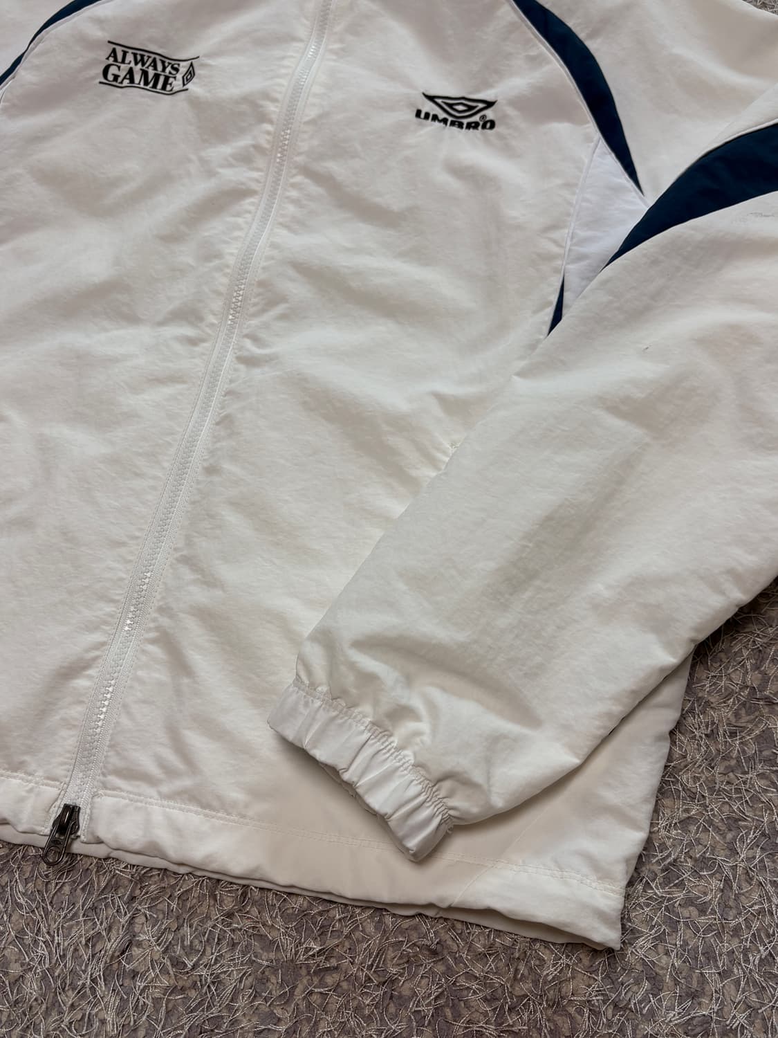 엄브로 아이보리 바람막이 상품이미지6