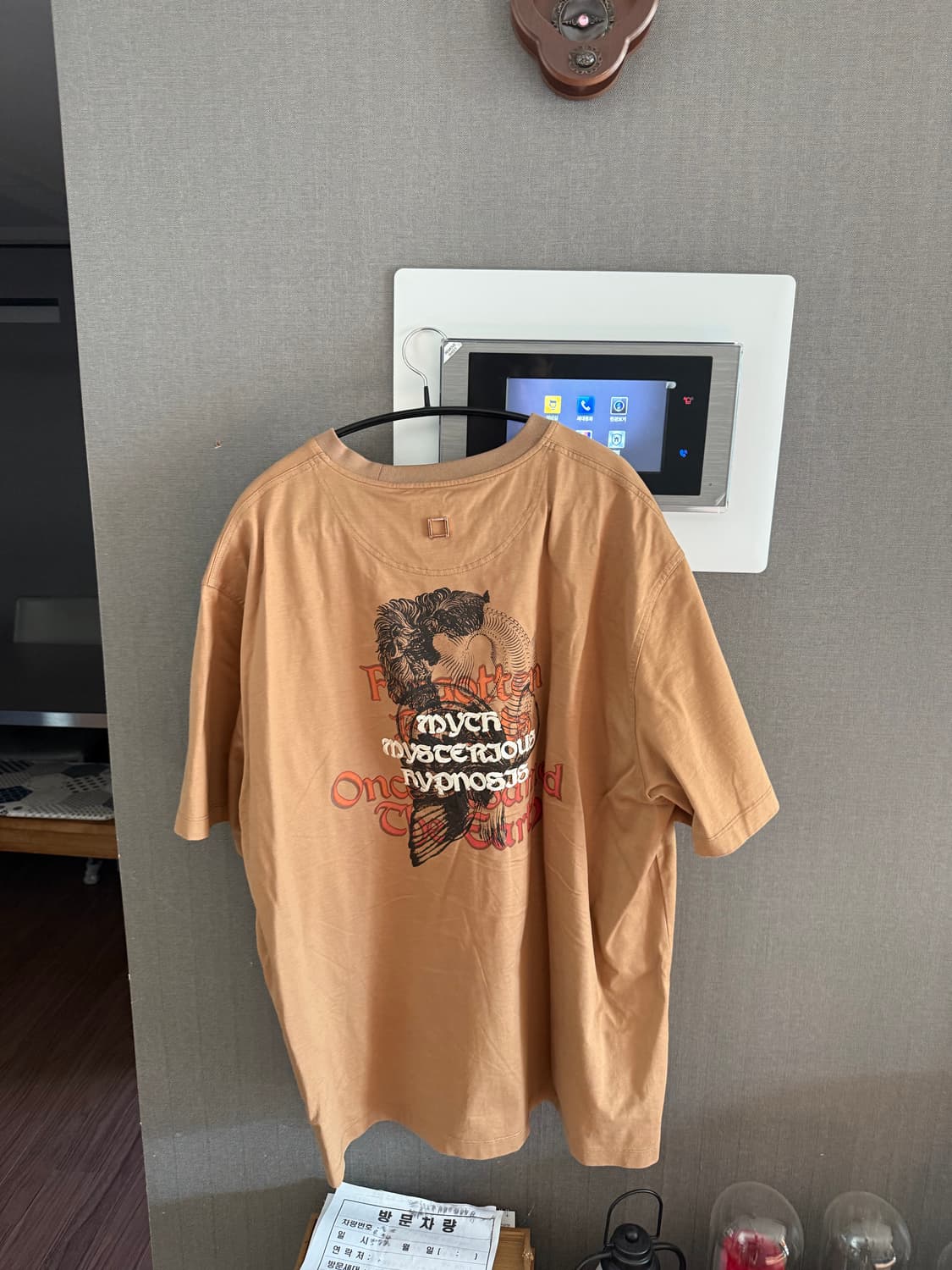 우영미 21FW 갈색 백 프린팅 티 상품이미지2