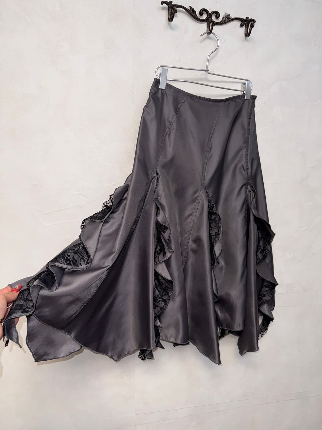 Charcoal ruffle floral lace satin skirt 상품이미지1