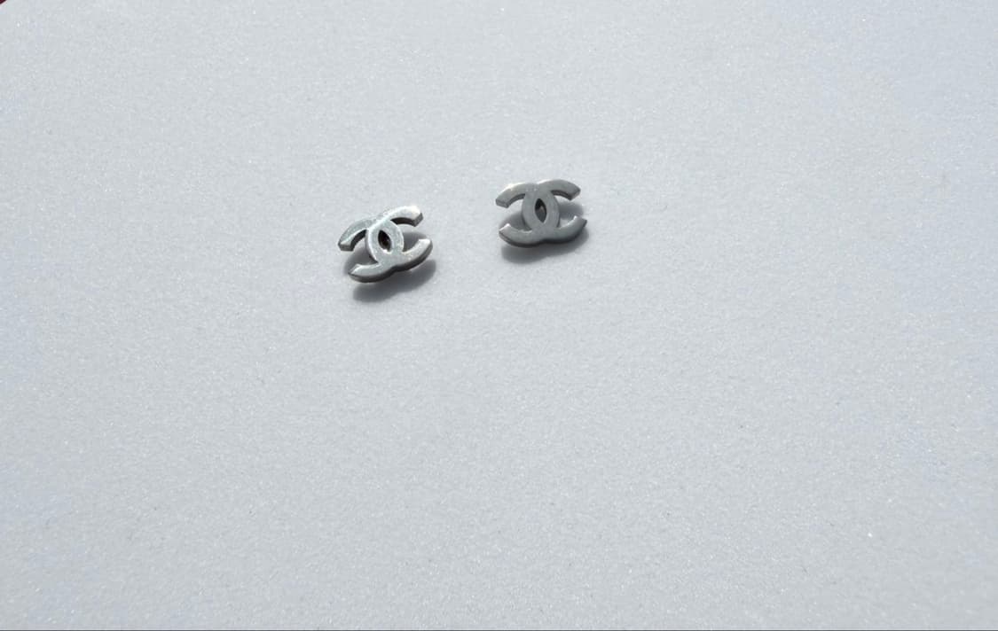 샤넬 심플 실버 이어링 상품이미지4