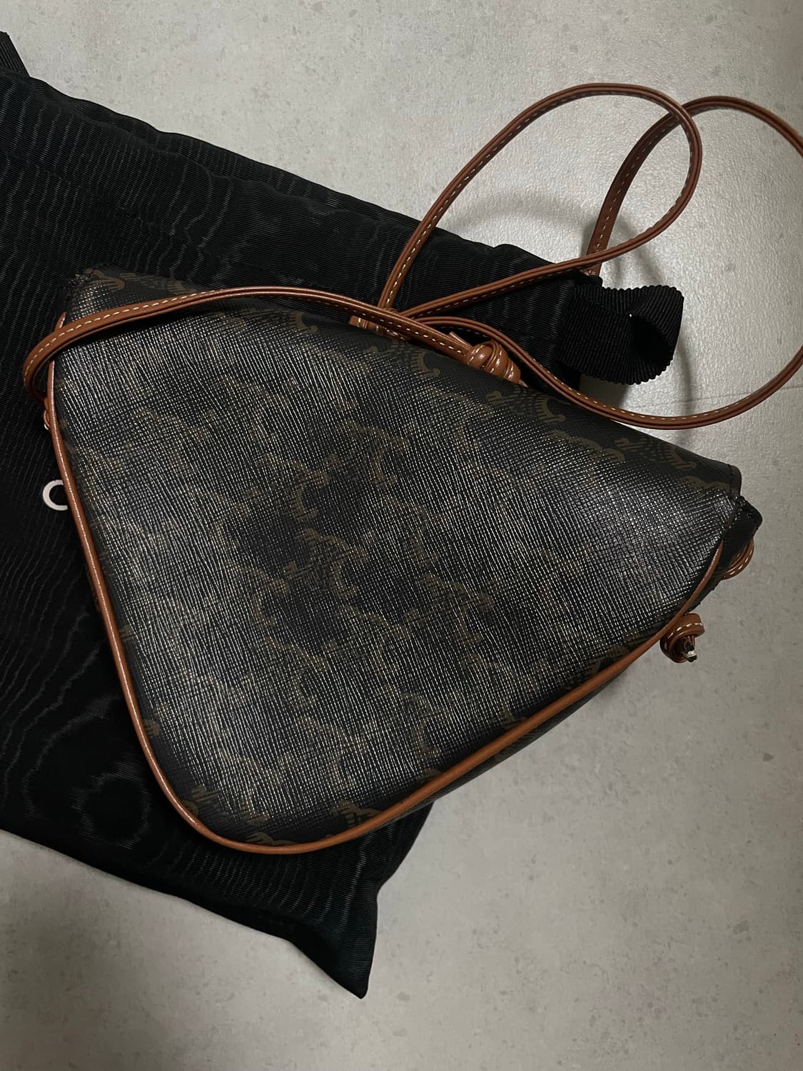 셀린느 트라이앵글백 상품이미지4