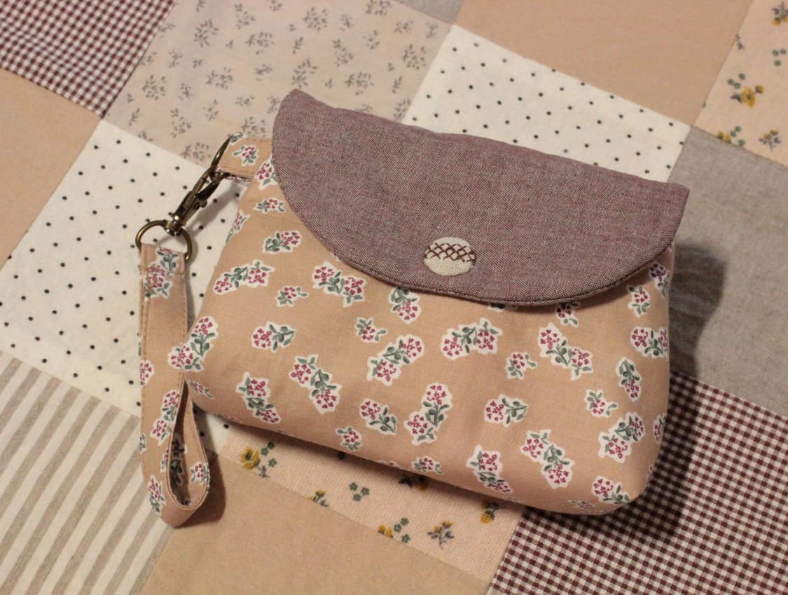 핸드메이드 베이지 꽃무늬 스트랩 파우치 상품이미지1
