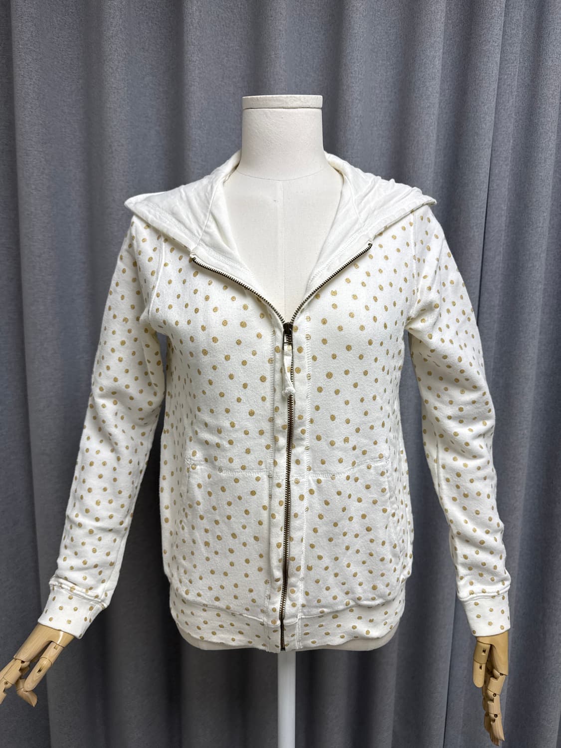 츠모리 치사토 화이트 & 골드 도트 패턴 후드 집업 상품이미지1