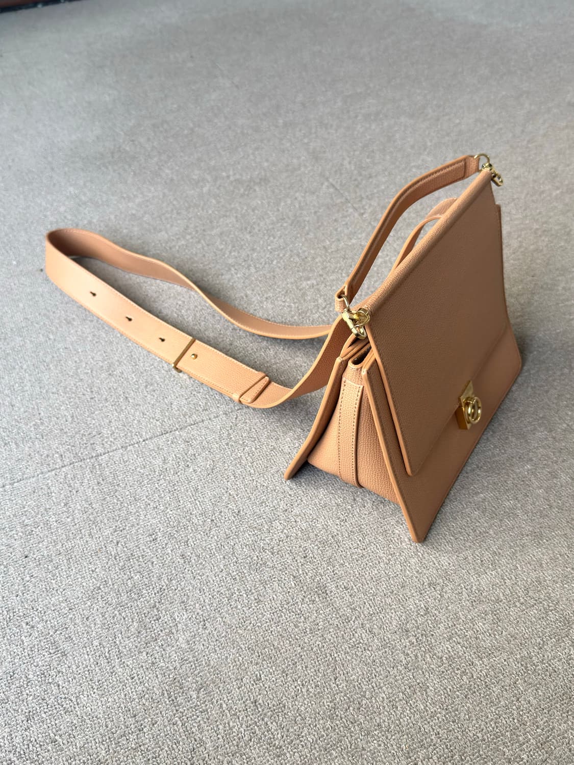 Polene 누메로 셉트 텍스쳐드 카멜 컬러 크로스백 상품이미지3