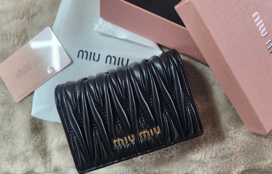 미우미우 블랙 마테라쎄 반지갑 상품이미지1