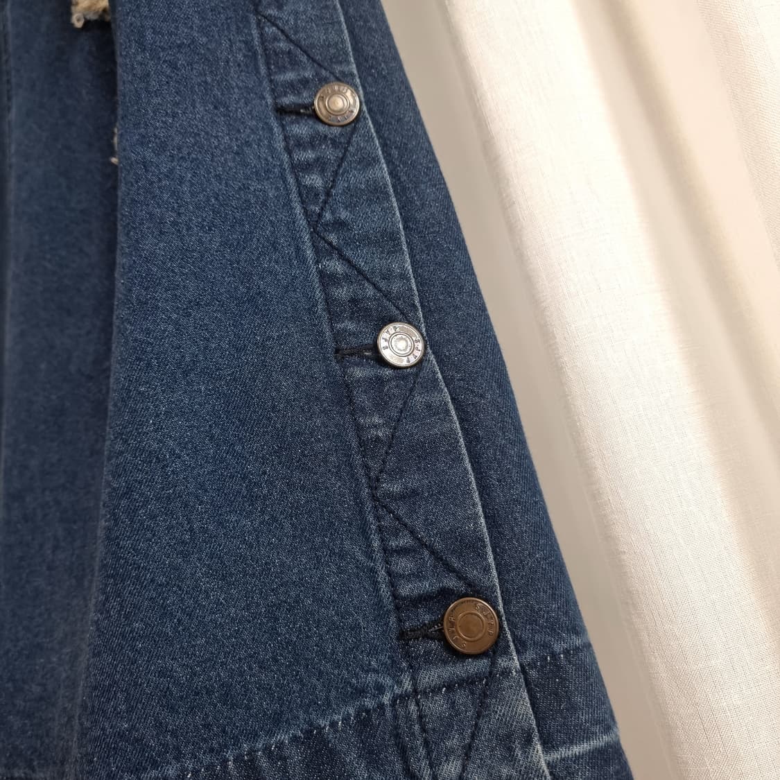 SJYP 코팅데님 배색 데미지 사이드버튼 롱스커트 (25인치/표기S) 상품이미지3