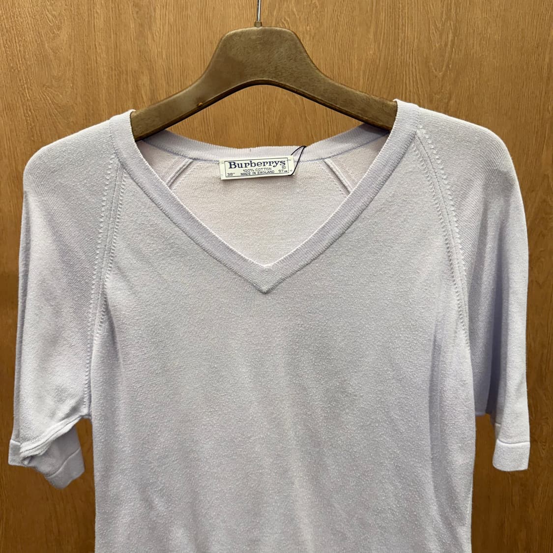 버버리 런던 브이넥 반팔 니트 티셔츠 클래식 로고 자수 슬림핏 연보라 상품이미지4